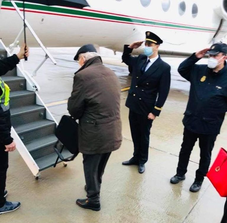 صورة متداولة عبر منصات التواصل بالجزائر قيل إنها طائرة رئاسية تقل وزير الدفاع الأسبق وزير الدفاع الجزائري الأسبق خالد نزار - أرشيفية