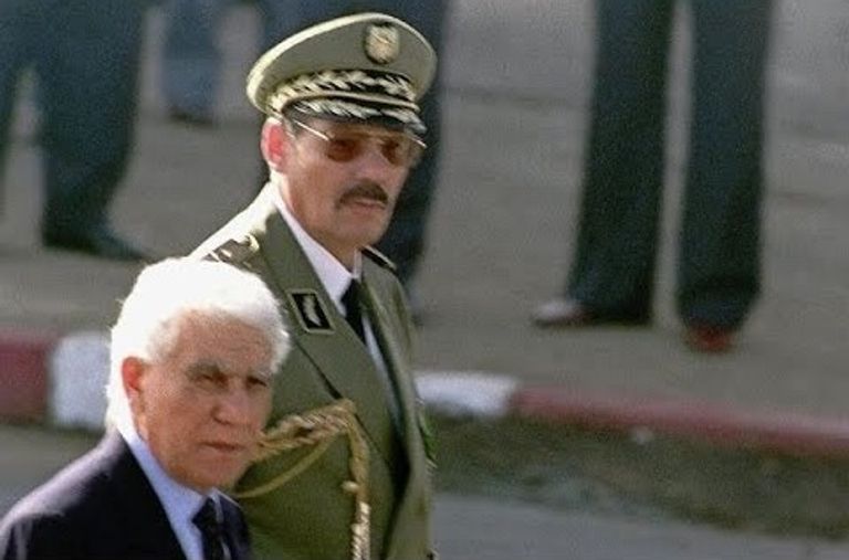 وزير الدفاع الجزائري الأسبق خالد نزار  والرئيس الراحل الشاذلي بن جديد - أرشيفية وزير الدفاع الجزائري الأسبق خالد نزار - أرشيفية