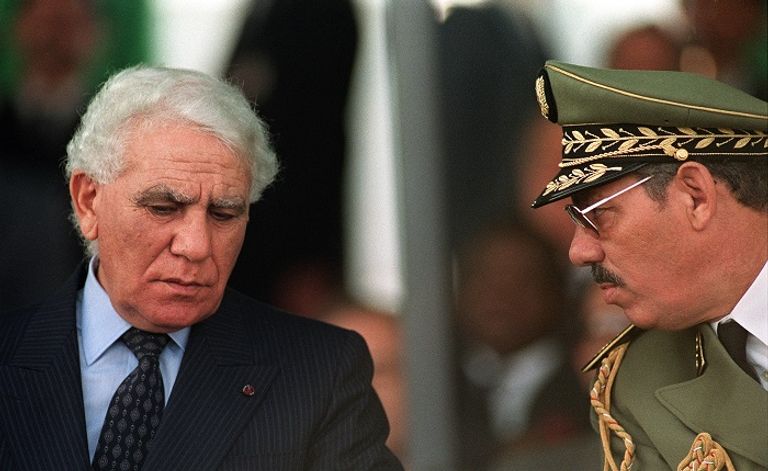 الرئيس الجزائري الراحل الشاذلي بن جديد ووزير دفاعه خالد نزار - أرشيفية وزير الدفاع الجزائري الأسبق خالد نزار - أرشيفية