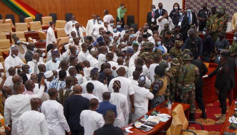قوات الأمن في غانا تدخل البرلمان