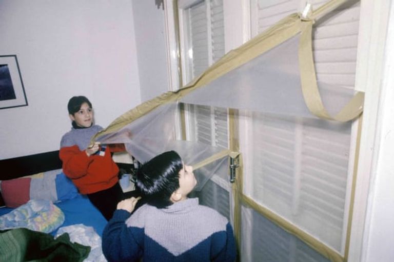 خسائر لحقت بأحد المنازل بسبب الصواريخ العراقية