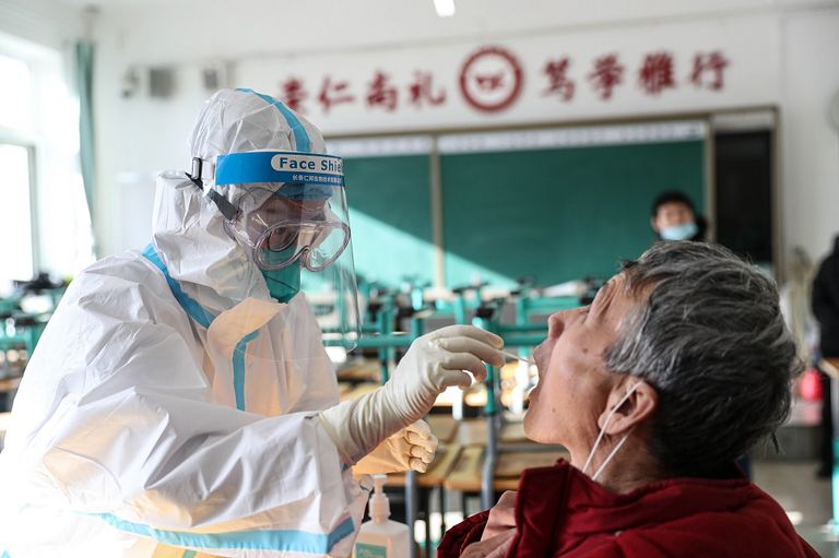 الصين تسجل أكبر زيادة بإصابات كورونا اليومية في 5 شهور