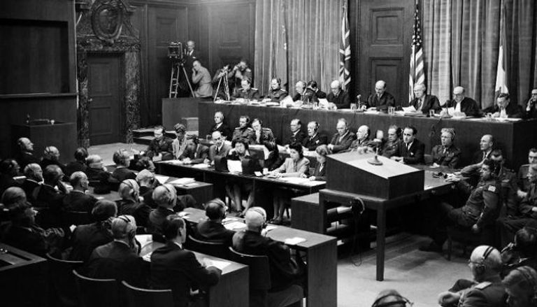 صورة تظهر قاعة المحاكمات في نورمبرج خلال محاكمة 21 من كبار القادة النازيين