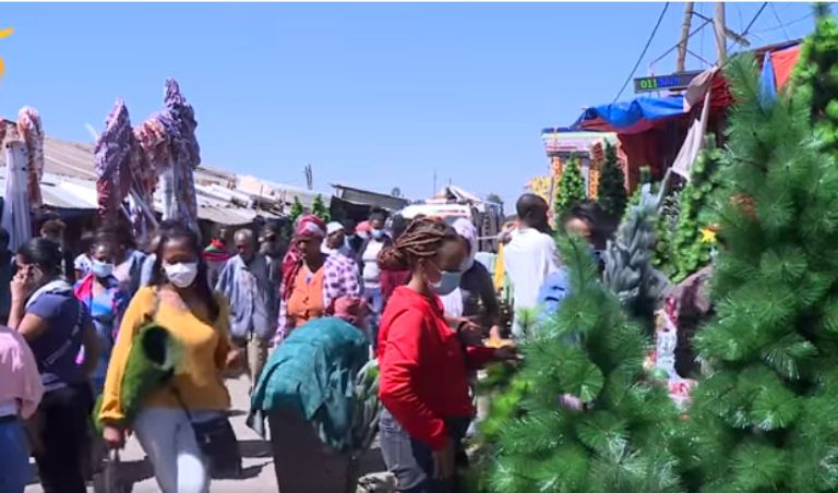 جانب من المساعدات التي قدمتها المؤسسات الخيرية للمحتاجين في إثيوبيا