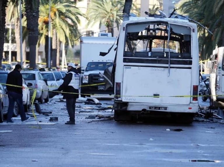 جانب من العملية الارهابية التي استهدفت الأمن الرئاسي التونسي سنة 2015 أحد أفراد الأمن التونسي