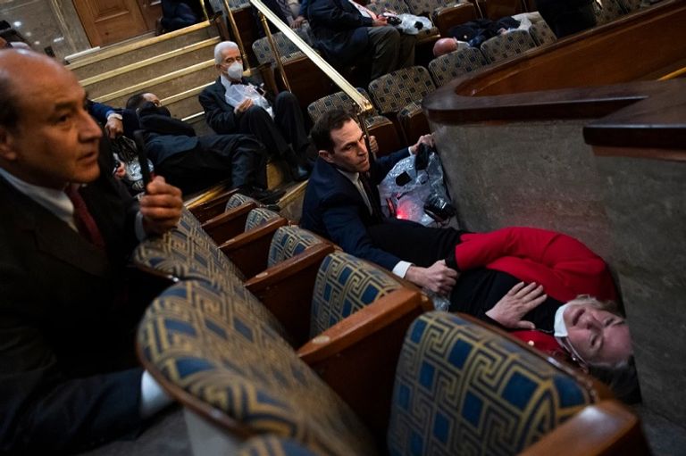 نائب يحاول طمأنة نائبة خلال أحداث الشغب - نيويورك بوست