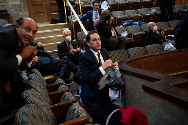 نائب يحاول طمأنة نائبة خلال أحداث الشغب - نيويورك بوست