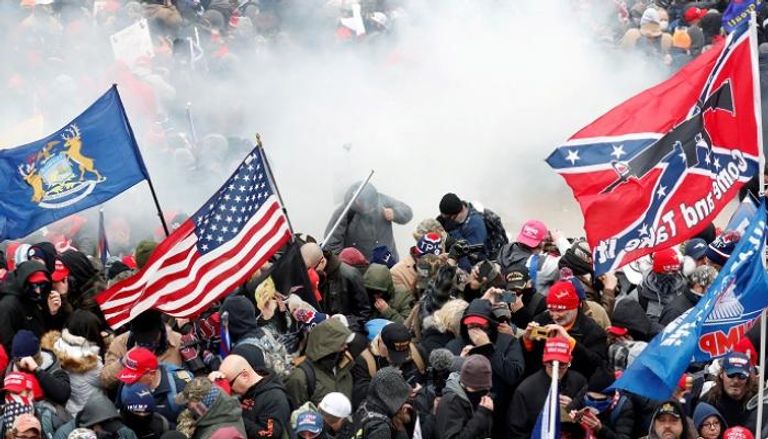 إطلاق الغاز المسيل للدموع على أنصار ترامب خلال اشتباكات مع الشرطة - رويترز