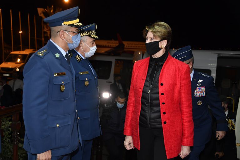 جانب من لقاء مسؤول عسكري جزائري بوزيرة القوات الجوية الأمريكية باربارا باريت 