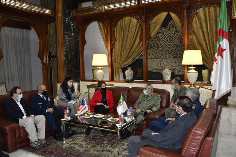 جانب من لقاء مسؤول عسكري جزائري بوزيرة القوات الجوية الأمريكية باربارا باريت 