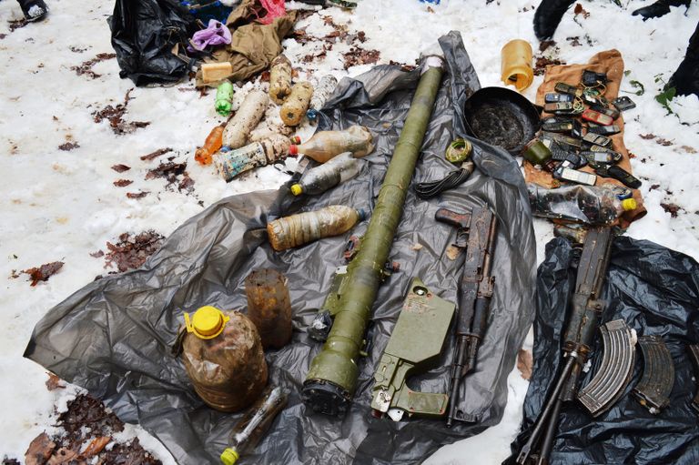 أسلحة حربية ضبطها الجيش الجزائري بمخابئ إرهابيين شرقي البلاد أسلحة حربية ضبطها الجيش الجزائري بمخابئ إرهابيين شرقي البلاد