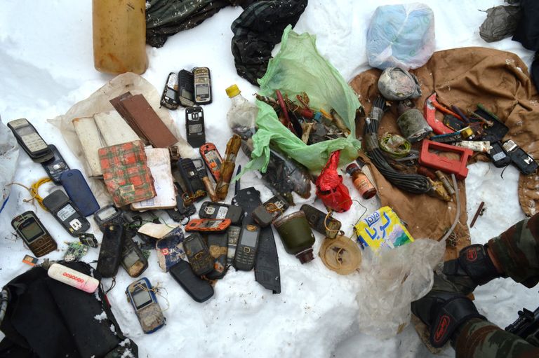 أسلحة حربية ضبطها الجيش الجزائري بمخابئ إرهابيين شرقي البلاد أسلحة حربية ضبطها الجيش الجزائري بمخابئ إرهابيين شرقي البلاد