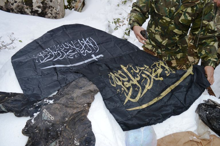 أسلحة حربية ضبطها الجيش الجزائري بمخابئ إرهابيين شرقي البلاد أسلحة حربية ضبطها الجيش الجزائري بمخابئ إرهابيين شرقي البلاد