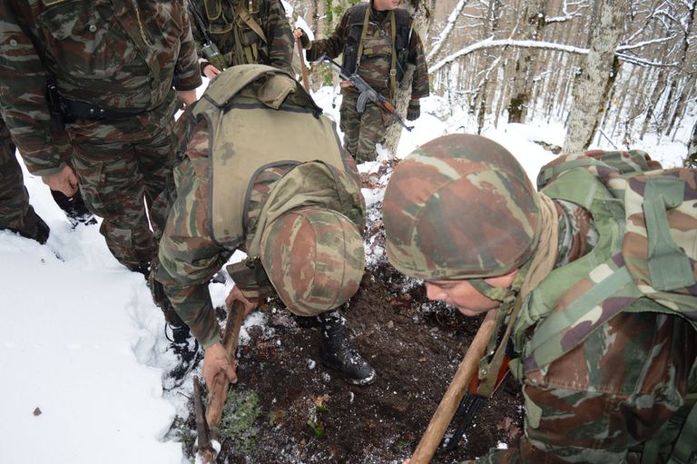 أسلحة حربية ضبطها الجيش الجزائري بمخابئ إرهابيين شرقي البلاد أسلحة حربية ضبطها الجيش الجزائري بمخابئ إرهابيين شرقي البلاد