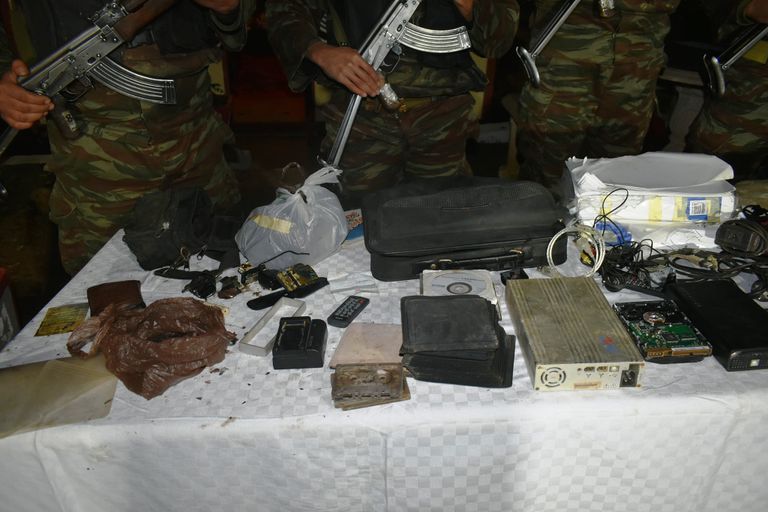 أسلحة حربية ضبطها الجيش الجزائري بمخابئ إرهابيين شرقي البلاد أسلحة حربية ضبطها الجيش الجزائري بمخابئ إرهابيين شرقي البلاد