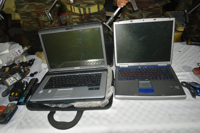 أسلحة حربية ضبطها الجيش الجزائري بمخابئ إرهابيين شرقي البلاد أسلحة حربية ضبطها الجيش الجزائري بمخابئ إرهابيين شرقي البلاد