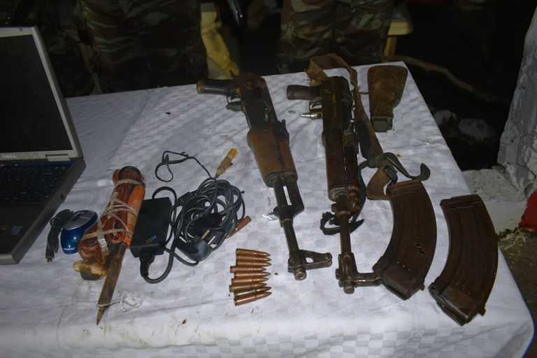 أسلحة حربية ضبطها الجيش الجزائري بمخابئ إرهابيين شرقي البلاد أسلحة حربية ضبطها الجيش الجزائري بمخابئ إرهابيين شرقي البلاد