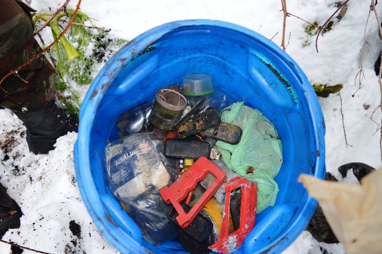 أسلحة حربية ضبطها الجيش الجزائري بمخابئ إرهابيين شرقي البلاد أسلحة حربية ضبطها الجيش الجزائري بمخابئ إرهابيين شرقي البلاد