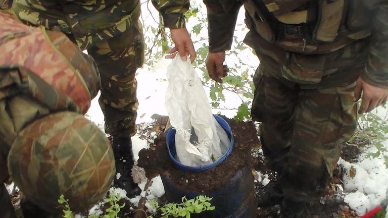 أسلحة حربية ضبطها الجيش الجزائري بمخابئ إرهابيين شرقي البلاد أسلحة حربية ضبطها الجيش الجزائري بمخابئ إرهابيين شرقي البلاد