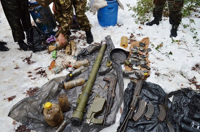 أسلحة حربية ضبطها الجيش الجزائري بمخابئ إرهابيين شرقي البلاد أسلحة حربية ضبطها الجيش الجزائري بمخابئ إرهابيين شرقي البلاد