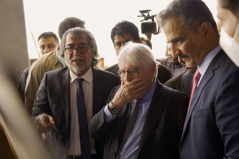 صدمة المبعوث الأممي بأضرار مطار عدن عبدالملك خلال لقائه المبعوث الدولي الخاص إلى الـيمن