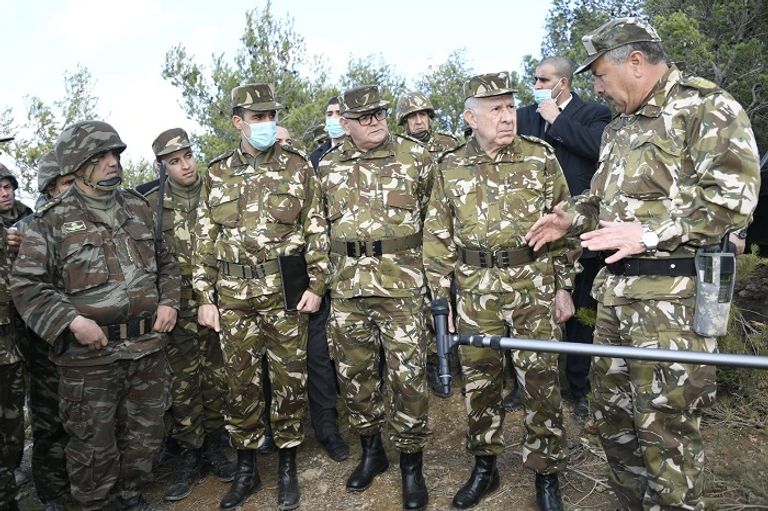 قائد الجيش الجزائري مع الوحدة العسكرية المشرفة على عملية أمنية واسعة ضد فلول الإرهابيين الفريق السعيد شنقريحة قائد أركان الجيش الجزائري