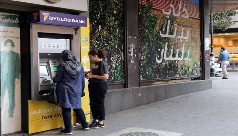لبنانية تحاول سحب نقود من ماكينة صراف آلي