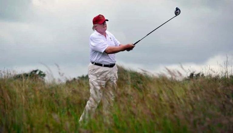 ترامب يلعب الجولف في منتجعه - أرشيفية
