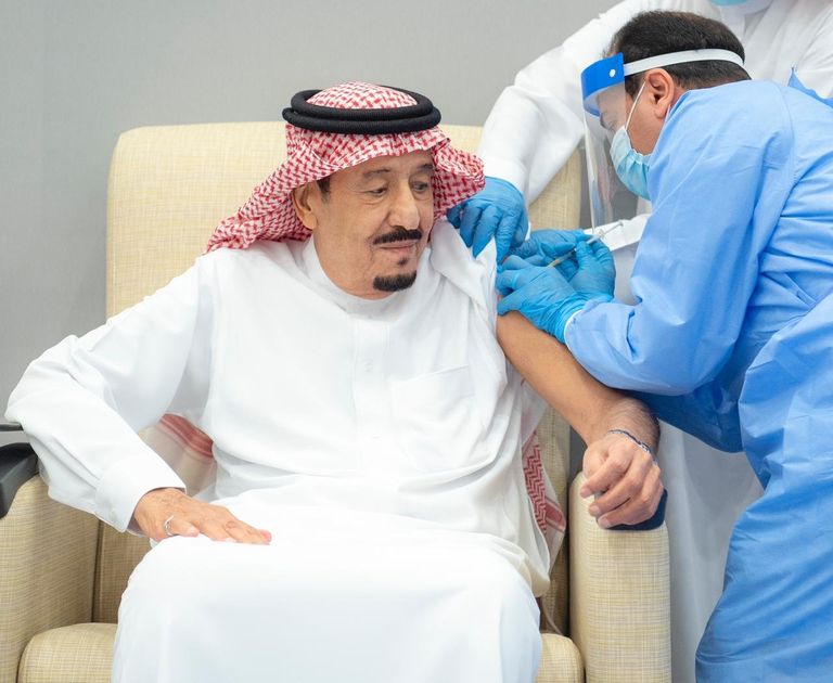 خادم الحرمين الشريفين يتلقى الجرعة الأولى من لقاح كورونا