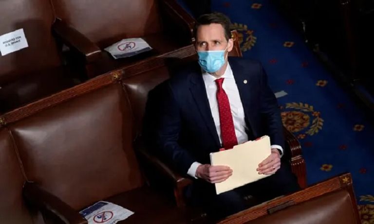 أحد مثيري الشغب داخل الكابيتول أثناء سرقة منصة التحدث - أرشيفية