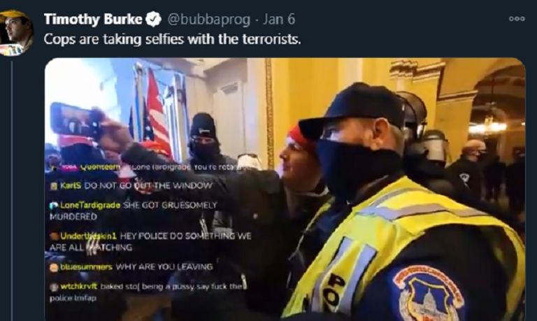 أحد مثيري الشغب داخل الكابيتول أثناء سرقة منصة التحدث - أرشيفية