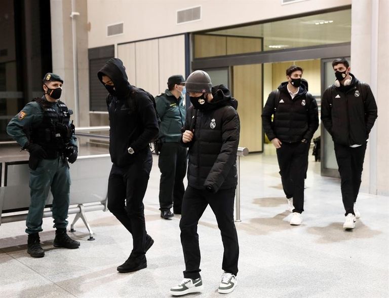 لاعبو ريال مدريد في مطار بامبلونا لمواجهة أوساسونا طائرة ريال مدريد تحدت الثلوج لمواجهة أوساسونا