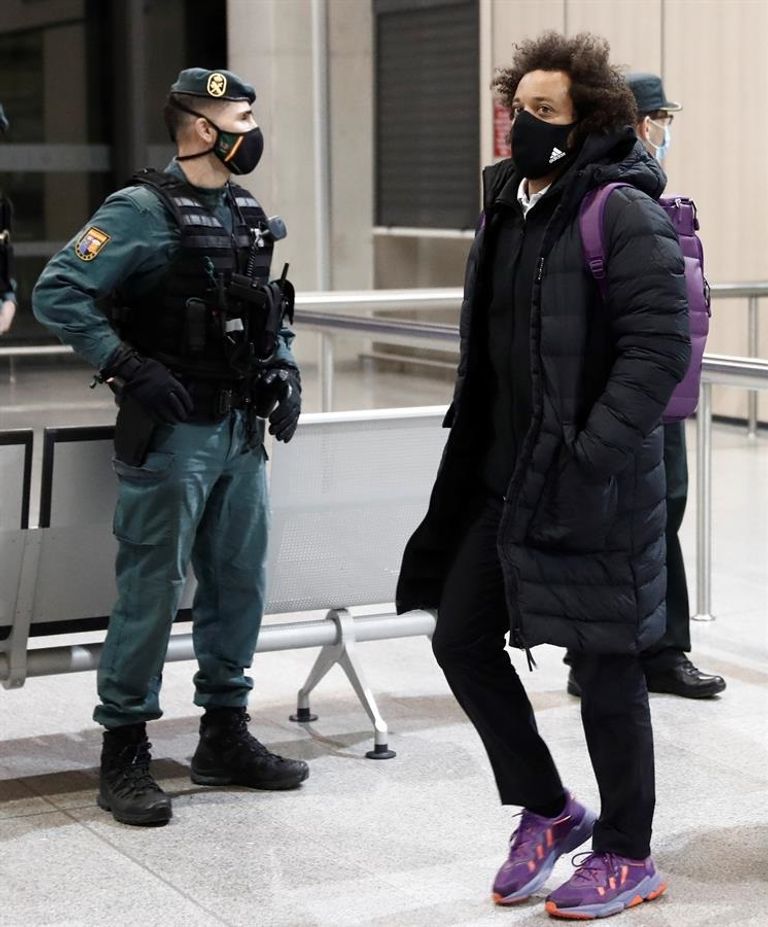 مارسيلو لاعب ريال مدريد في مطار بامبلونا لمواجهة أوساسونا طائرة ريال مدريد تحدت الثلوج لمواجهة أوساسونا