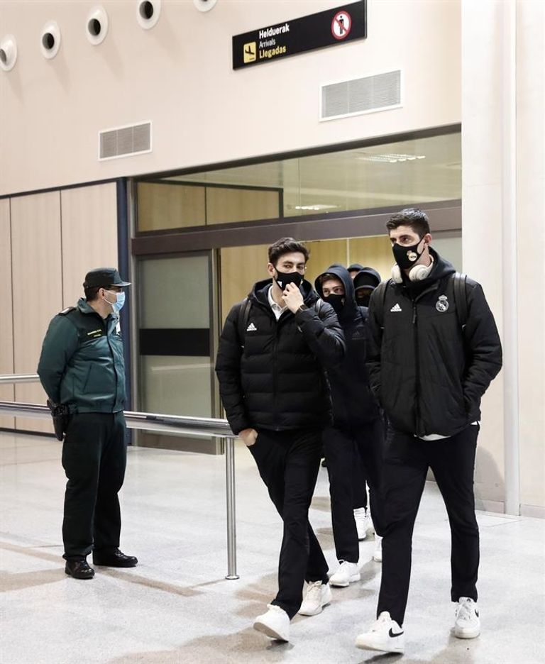 لاعبو ريال مدريد في مطار بامبلونا لمواجهة أوساسونا طائرة ريال مدريد تحدت الثلوج لمواجهة أوساسونا