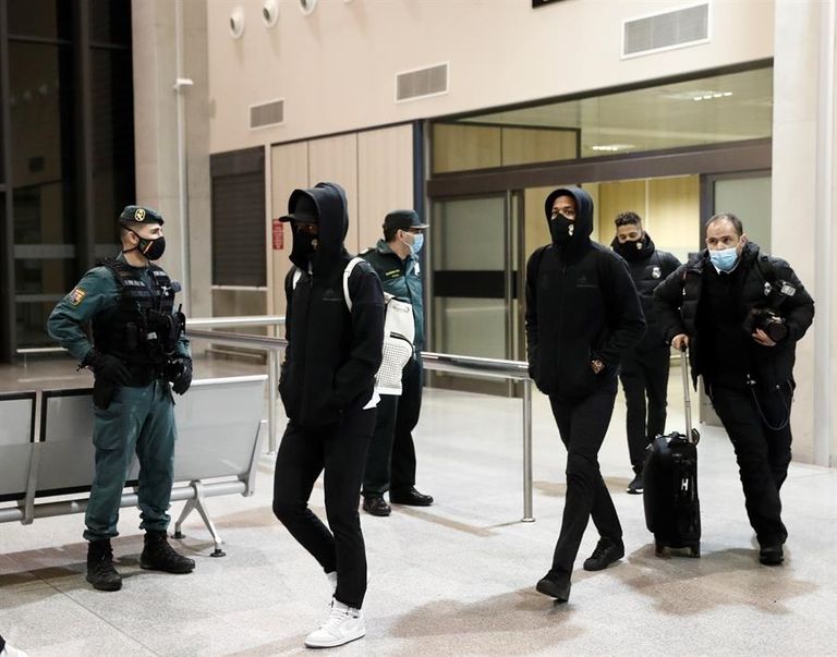 لاعبو ريال مدريد في مطار بامبلونا لمواجهة أوساسونا طائرة ريال مدريد تحدت الثلوج لمواجهة أوساسونا