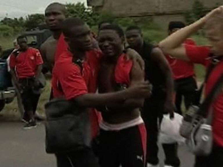 بكاء نجوم توجو تشييع جثامين ضحايا منتخب توجو في أمم أفريقيا 2010