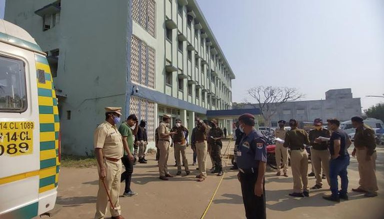 عناصر من الشرطة الهندية أمام المستشفى