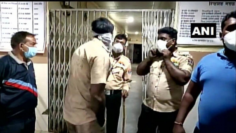 عناصر من الشرطة الهندية أمام المستشفى