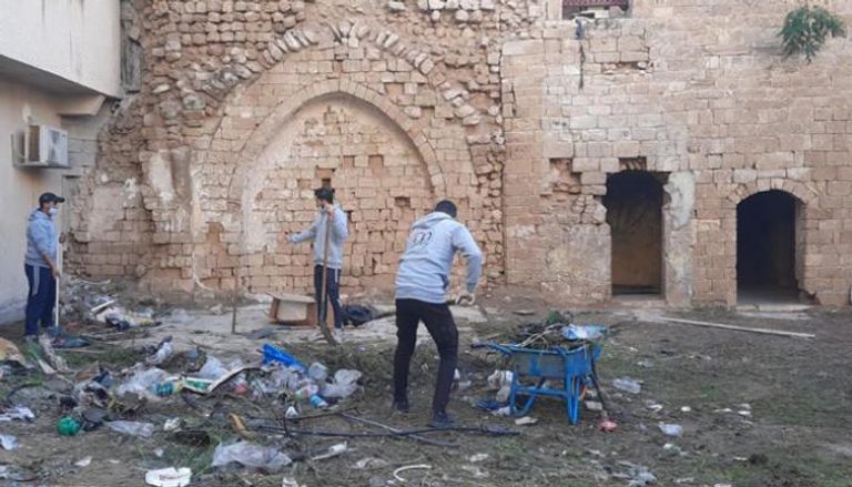 جانب من نشاط تطوي لتنظيف وترميم مباني غزة الأثرية