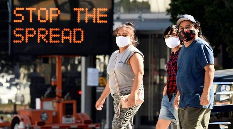 صينيون يرتدون كمامات للوقاية من كورونا