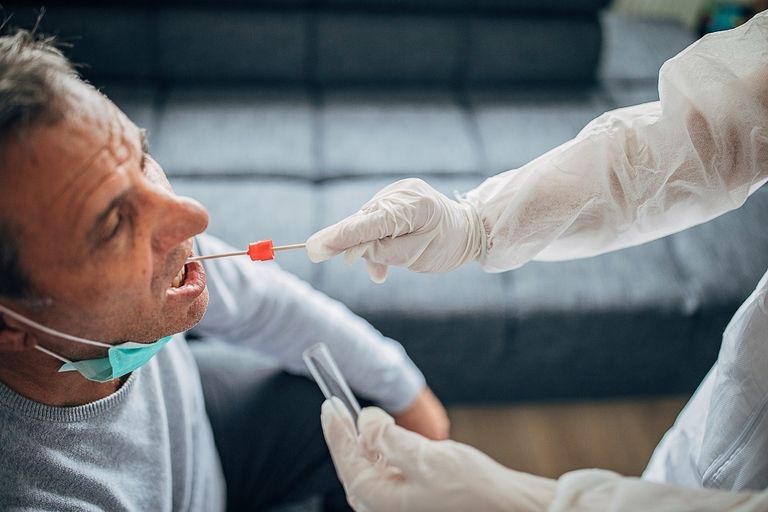 صينيون يرتدون كمامات للوقاية من كورونا