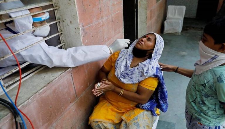 صينيون يرتدون كمامات للوقاية من كورونا