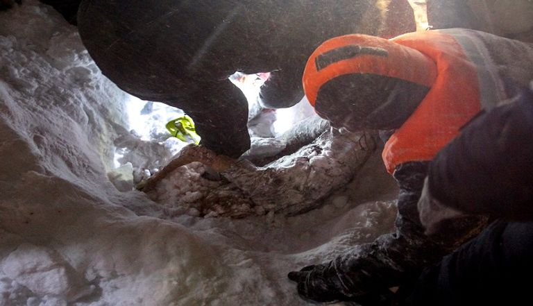 عمال الإنقاذ في موقع الانهيار الثلجي