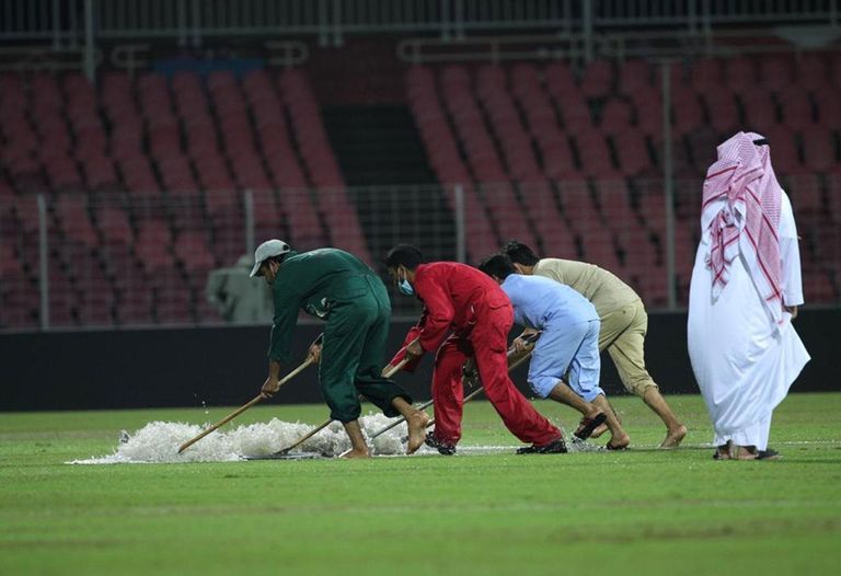 إزالة المياة من ملعب الاتحاد ضد ضمك