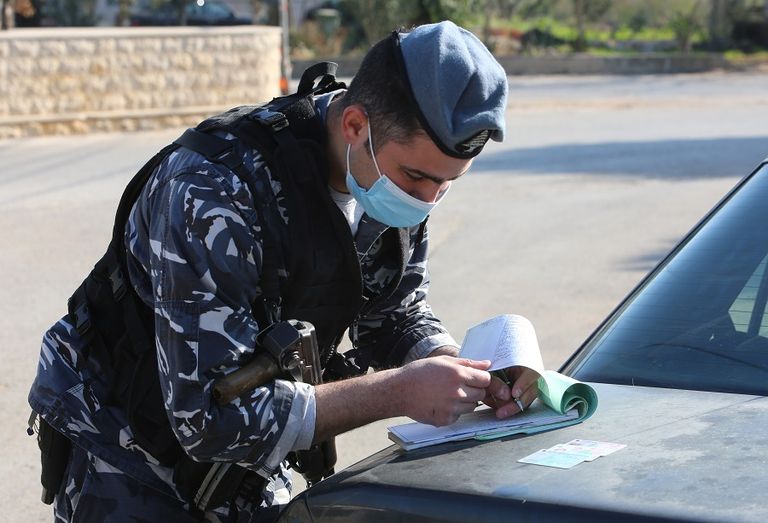 لبنانيون على الشاطئ في الشتاء مخالفين إجراءات كورونا