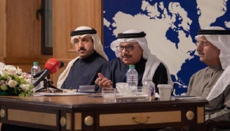 عبداللطيف بن راشد الزياني خلال لقاء رؤساء تحرير الصحف البحرينية