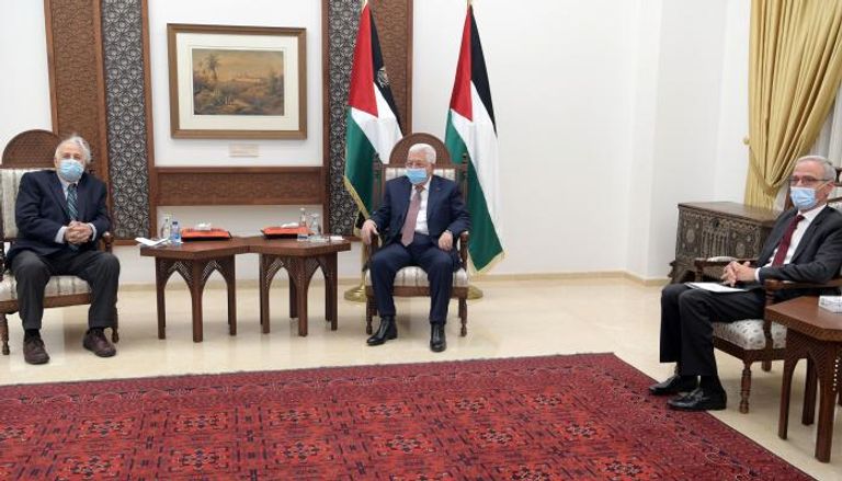 جانب من لقاء الرئيس الفلسطيني ورئيس لجنة الانتخابات 