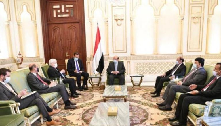 الرئيس اليمني خلال لقاء المبعوث الأممي مارتن جريفيث