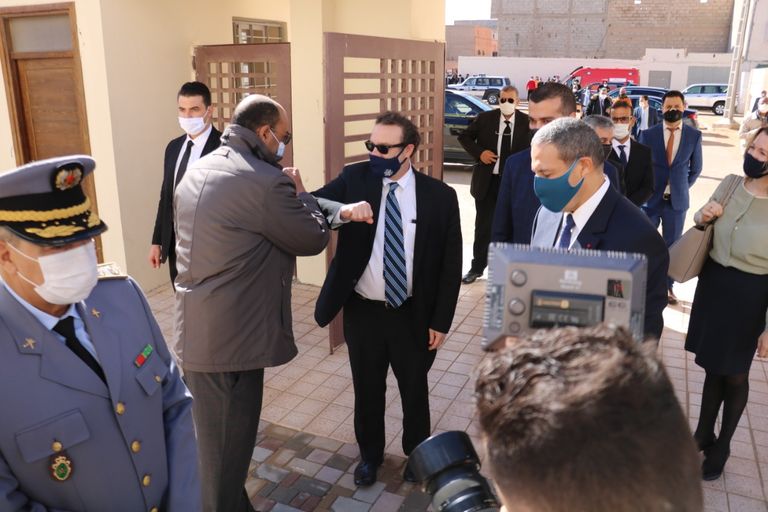 الوفد الأمريكي خلال افتتاح مشروعات محلية بالعيون المغربية