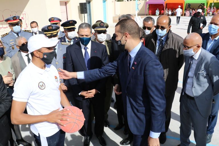 الوفد الأمريكي خلال افتتاح مشروعات محلية بالعيون المغربية